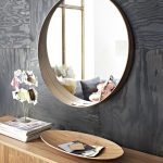 Oglindă în hol pe feng shui creând un design armonios