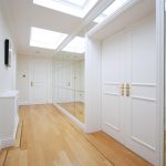 A tükör a teremben Feng Shui létre egy harmonikus kialakítás (Make a hátulról megvilágított tükör) A tükör a teremben Feng Shui létre egy harmonikus kialakítás