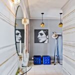 A tükör a teremben Feng Shui létre egy harmonikus kialakítás (Make a hátulról megvilágított tükör) A tükör a teremben Feng Shui létre egy harmonikus kialakítás