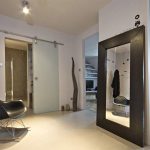 A tükör a teremben Feng Shui létre egy harmonikus design (tükör) A tükör a teremben Feng Shui létre egy harmonikus kialakítás
