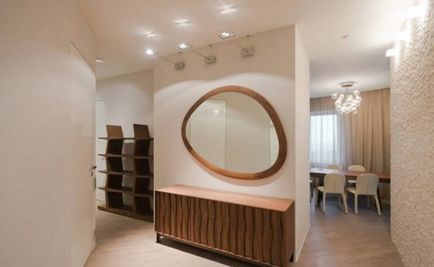 A tükör a teremben Feng Shui létre egy harmonikus kialakítás (Make a hátulról megvilágított tükör) A tükör a teremben Feng Shui létre egy harmonikus kialakítás