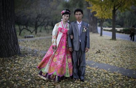 27 Képek a hagyományos esküvői ruhák a világ minden tájáról