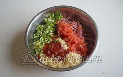 Млинці з ковбасою, сиром і помідорами (12 фото)