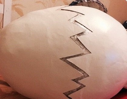 Nagy és kis tojás készült papírmasé kezük (kéz) Nagy és kis tojás készült papírmasé kezük
