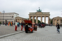 Poarta Brandenburgului, călătoresc singur