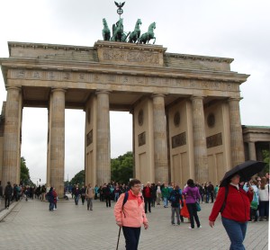 Poarta Brandenburgului, călătoresc singur