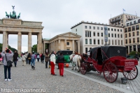 Poarta Brandenburgului, călătoresc singur