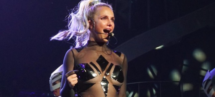 Britney Spears a speriat fanii cu picioarele albastre