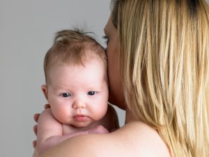 După ce poți șterge fața unui nou-născut, mamele despre copii