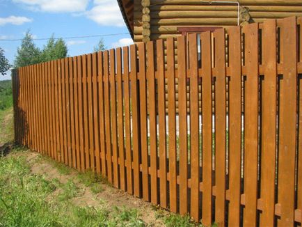 Cum să picteze un gard din lemn