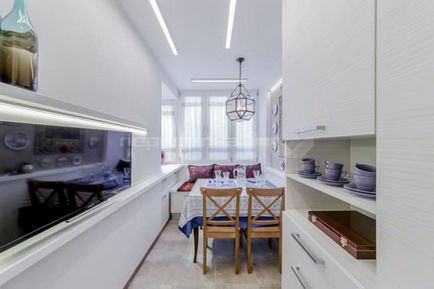 Дизайн довгою вузькою кухні з балконом