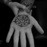 Fotografie a unui tatuaj pe palma ta, tatuaje pe marginea palmei