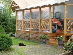 Az alapot a nyári verandán választani, és megalapozza