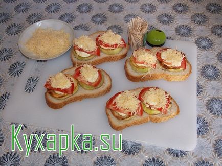 Sandvișuri fierbinți cu dovlecei și roșii, mâncăruri de casă cu fotografii pe etapele rețetei