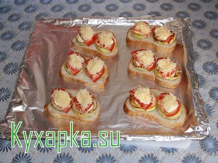 Sandvișuri fierbinți cu dovlecei și roșii, mâncăruri de casă cu fotografii pe etapele rețetei