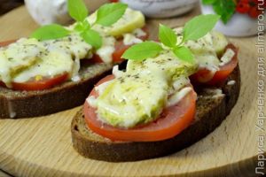 Гарячі бутерброди з сиром помідорами і кабачками