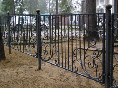 Instrucțiuni pentru alegerea și vopsirea unui gard metalic forjat