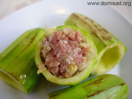 Zucchini cu carne tocată (carne), roșii și usturoi - rețetă cu fotografie