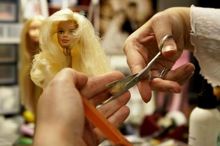 Cum păpușile Barbie