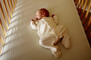 Які пози для сну новонародженого вважаються правильними