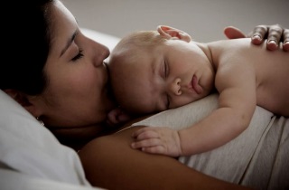 Ce poziții pentru somnul nou-născutului sunt considerate corecte