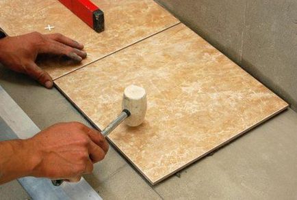 Как да се плочки на пода в кухнята с ръцете си (снимка, видео)
