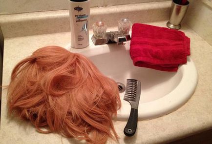 Hogyan mossa és szárítsa meg a parókát természetes haj és kanekalona otthon
