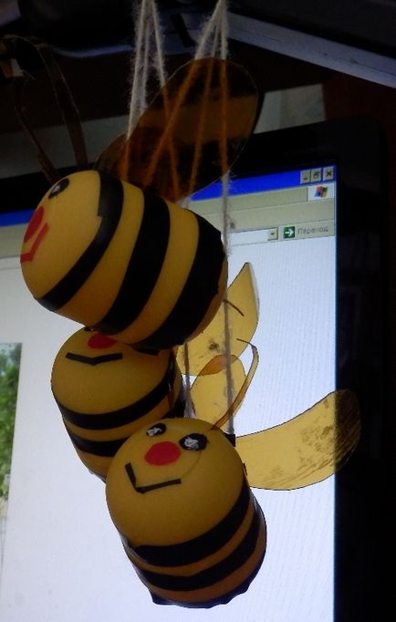 Як зробити бджілку з коробочки кіндер-сюрпризу