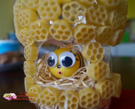 Як зробити бджілку з коробочки кіндер-сюрпризу