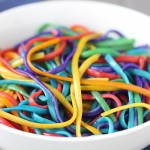 Cum sa faci decoratiuni spaghete colorate pentru copii, topgeek