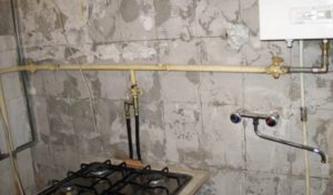 Cum să ascundeți o conductă de gaz în bucătărie - vom lua în considerare modalități de a închide sau zadekorirovat gaz
