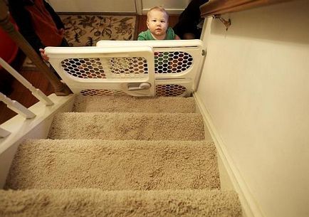 Cum să protejați copilul de cădere pe scări în casă