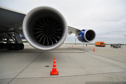 Cum se aranjează avionul de marfă 747-8f, așa cum se procedează