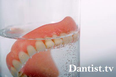 Як доглядати за нейлоновими зубними протезами