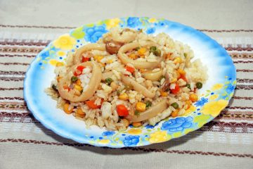 Кальмари з рисом, овочами і кукурудзою