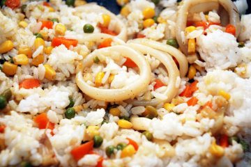 Кальмари з рисом, овочами і кукурудзою