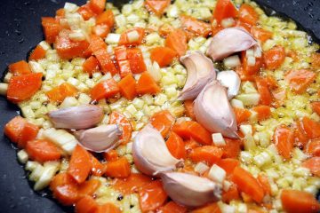 Кальмари з рисом, овочами і кукурудзою