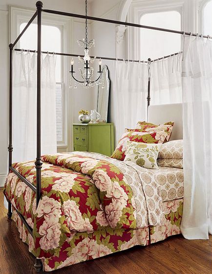 Interiorul unui dormitor frumos cu o dispoziție romantică