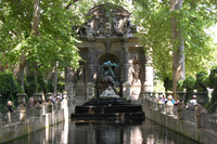 Grădinile Luxemburg - istorie, sculpturi și monumente, Palatul Luxemburg și Muzeul Hemingway