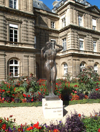 Grădinile Luxemburg - istorie, sculpturi și monumente, Palatul Luxemburg și Muzeul Hemingway