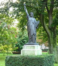 Grădinile Luxemburg - istorie, sculpturi și monumente, Palatul Luxemburg și Muzeul Hemingway
