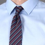 Un nod mic de cravată este tricot simplu