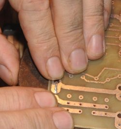 Metalizarea găurilor de perforare a plăcii de circuite imprimate cu cabluri este o jurnal practică
