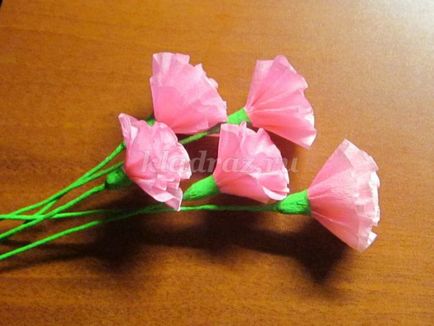 Miniatură flori de hârtie ondulată cu mâinile proprii