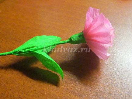 Miniatură flori de hârtie ondulată cu mâinile proprii