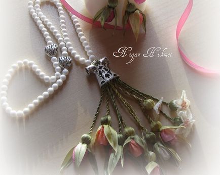 Flori miniatură din panglici și țesături