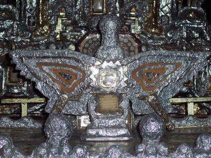 Монарший трон помпезний символ величі