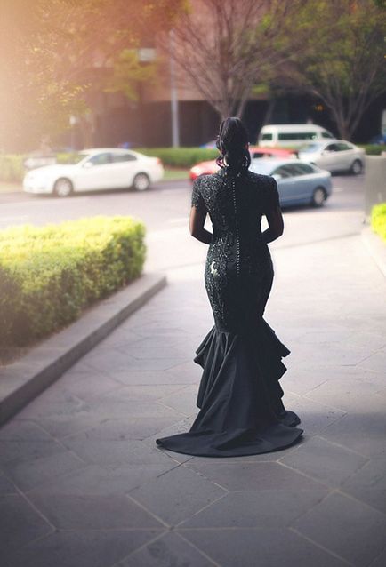 Наперекір традиціям наречена вийшла заміж у чорній сукні