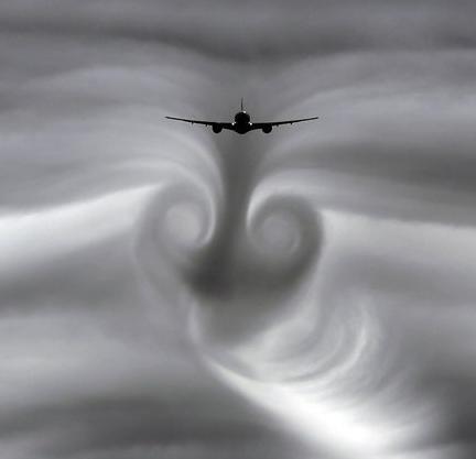 De ce un avion intră într-o gaură de aer