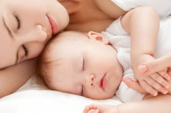 Jelentenek alvó újszülött választás testtartásban alszik gyermek (fotók és videó)